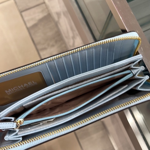 MICHAEL KORS LARGE TRAVEL CONTINENTAL WRISTLET WALLET PHONEHOLDER
Vista Blue - Picture 12 of 16